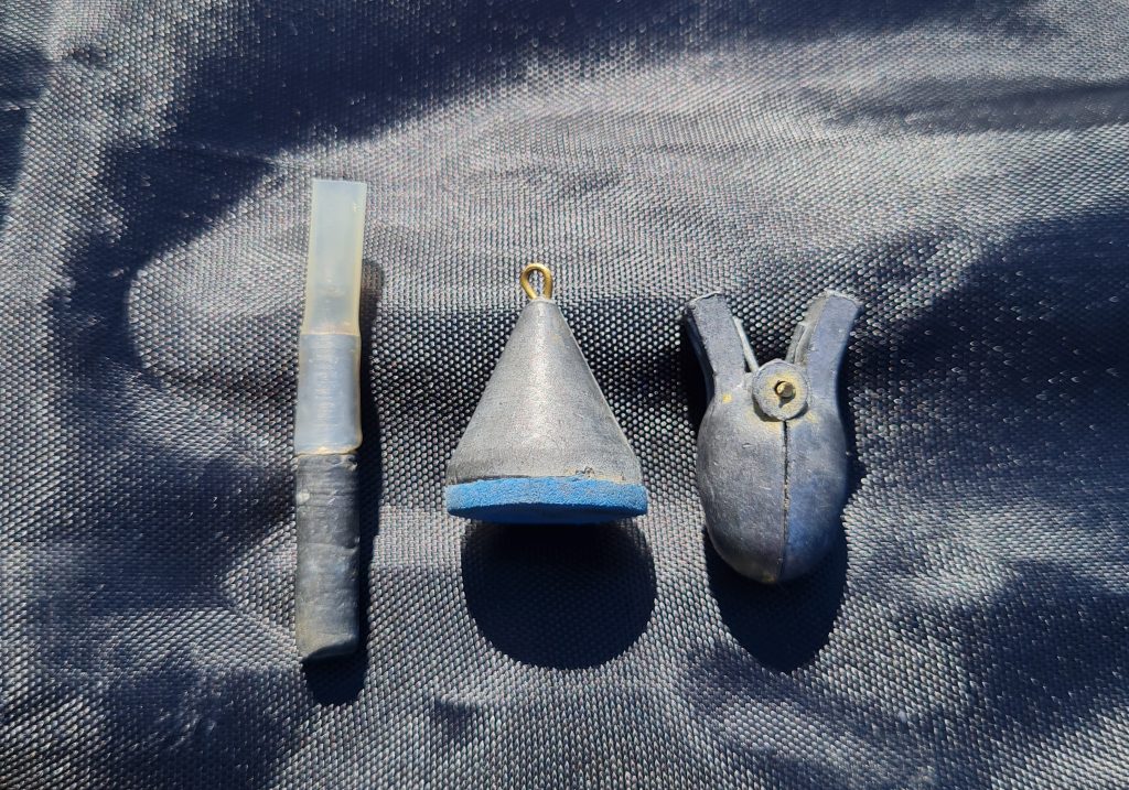 Erilaisia luotauspainoja. Luotaamalla kilpaonkija selvittää onkipaikkansa pohjan muodot ja syvyydet.