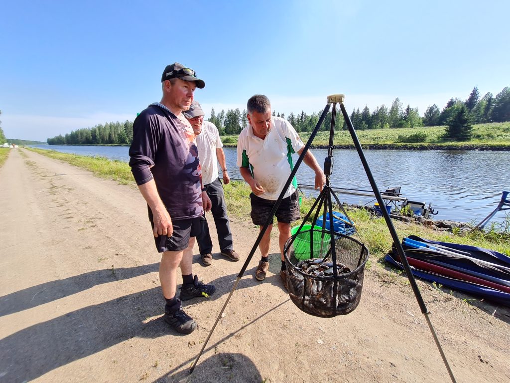 Kilpailusaaliin punnitus käynnissä
