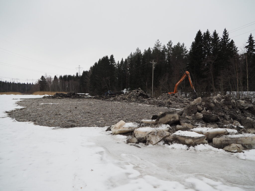 Tukkeutuneen vesialueen avaamista ja kasvillisuuden rajoittamista tehtiin talvella jääpeitteen aikana, kun kaluston oli helpompi liikkua ja eliöstö häiriintyi mahdollisimman vähän.