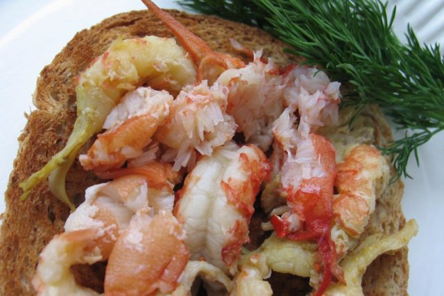 Syö rapuja sitä mukaa, kun saat niistä irrotettua herkullisia lihashippuja. Vaihtoehtoisesti voit asetella tillisilpulla maustetut herkkupalat voilla sipaistun paahtoleivän päälle ja nauttia annoksen hyvän juoman kyydittämä.